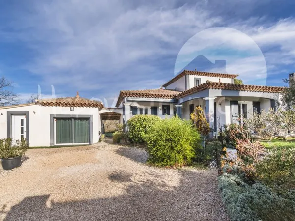 Villa de 163 m2 sur 2400 m2 de terrain avec piscine et dépendance de type 3