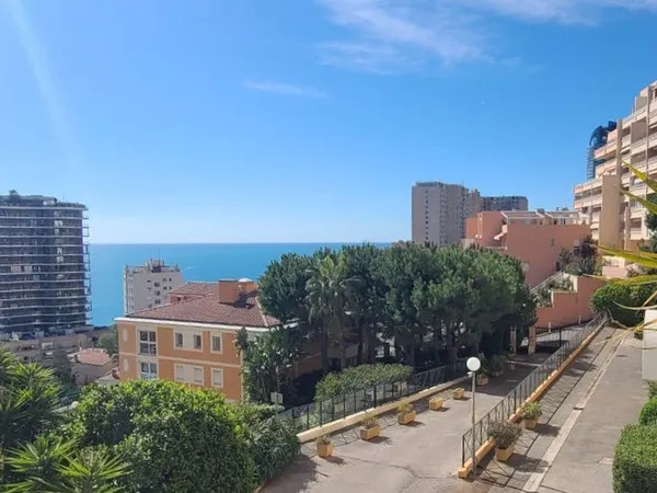 Jolie 3 pieces à deux pas de MONACO