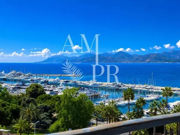 EN CO-EXCLUSIVITÉ - CANNES CROISETTE - Penthouse 3 pièces de 120 m² - Vue mer panoramique