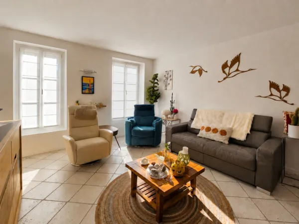 LABBEVILLE — MAISON EN PIERRE RÉNOVÉE, DEUX CHAMBRES, PATIO ET CAVE VOÛTÉE