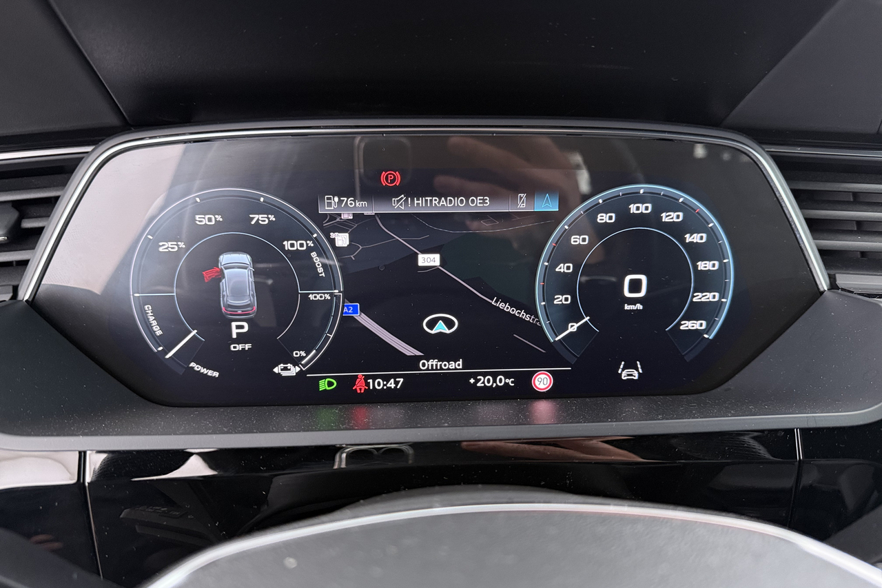 Audi e-tron — photo 18