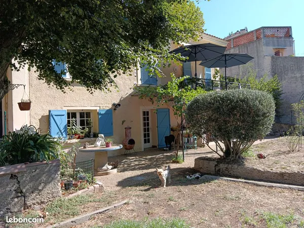 Maison avec appartement indépendant, double garage 55 m² et terrain 590 m² - Collobrières