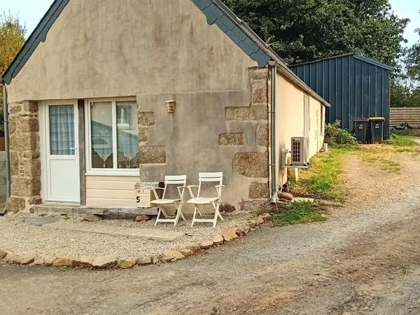 Maison vendue meublée de 2 ch, hangar, terrain, terrasse
