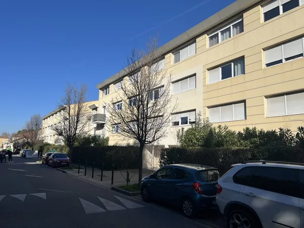 AVIGNON PROCHE REMPARTS STUDIO AVEC PARKING
