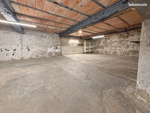 Local de 187 m² de plain-pied - Atelier, garage ou stockage - Lyon 7e