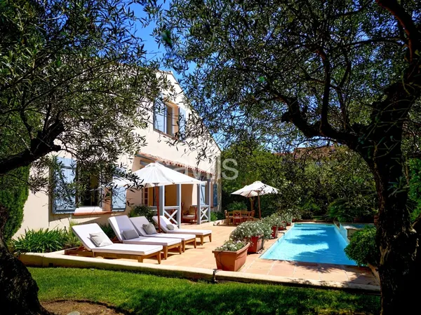 Villa avec piscine dans le centre du village de Saint-Tropez