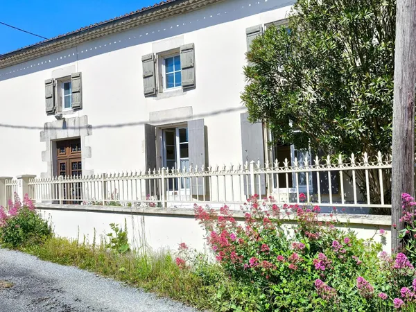 Maison de village à rénover avec garage et dépendances