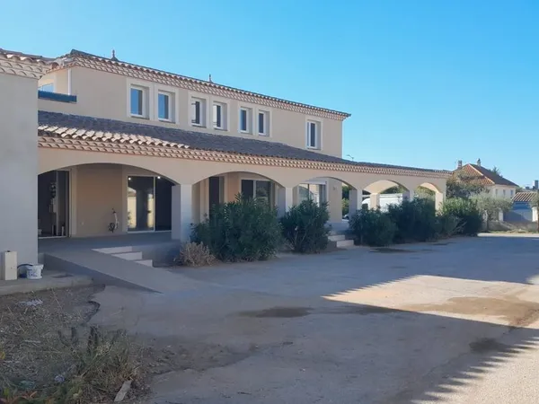À louer : local professionnel de 40 m² situé à Jonquières-Saint-Vincent