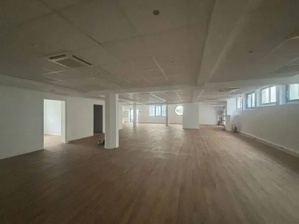 Local commercial 550 m²