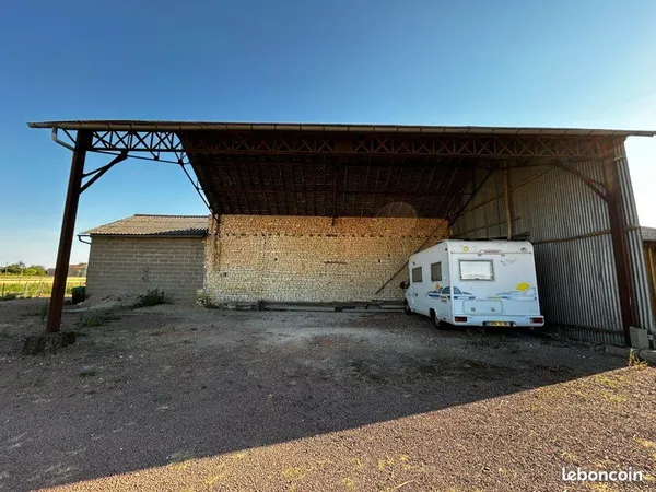 Stationnement couvert pour camping-car 25/mois
