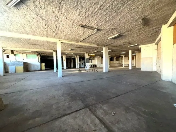LOCAL COMMERCIAL DE PLAIN-PIED RUE LOUBON SECTEUR BELLE DE M