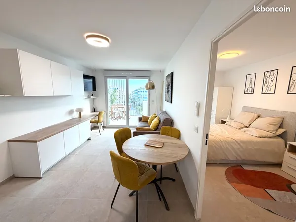 Loue T2 neuf meublé design - Terrasse sud, climatisation, parking et fibre - 1 200 CC