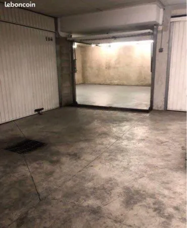 Grand garage fermé 42 M2 13010