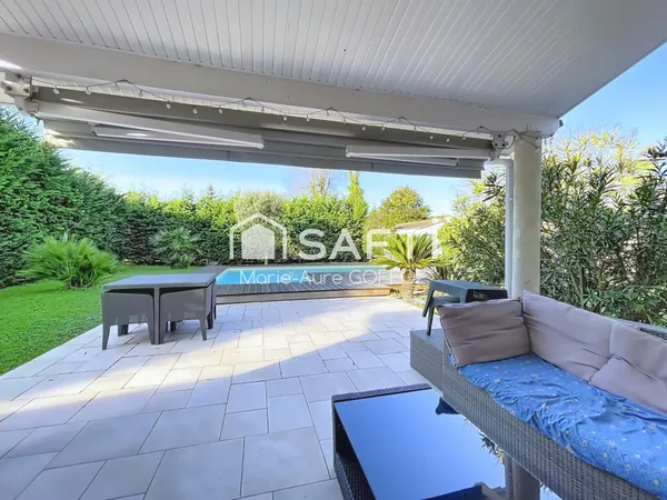 Belle contemporaine de plain pied avec piscine