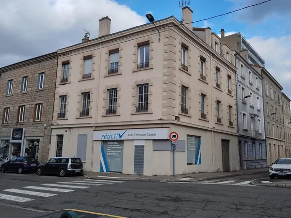 SAINT CHAMOND, 3 ave A. Pinay, local professionnel 61m²