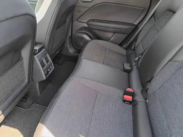 Renault Captur blue dci 115 edc — photo 13
