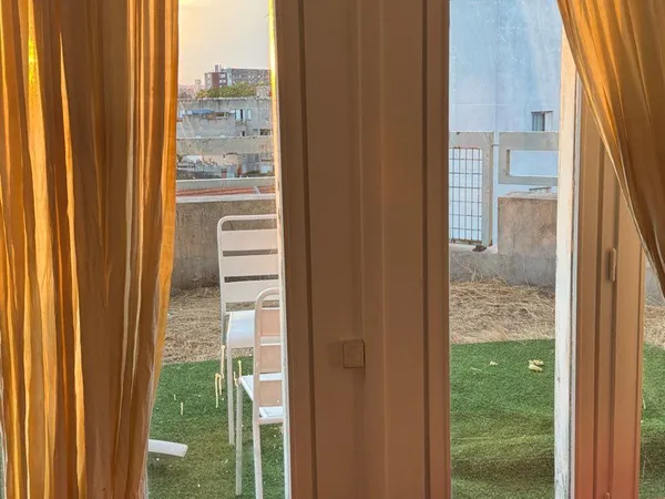 Une chambre à louer au niveau du salon en duplex