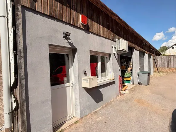 Local professionnel 100 mètres carrés avec bureau climatisé à Xonrupt-Longemer
