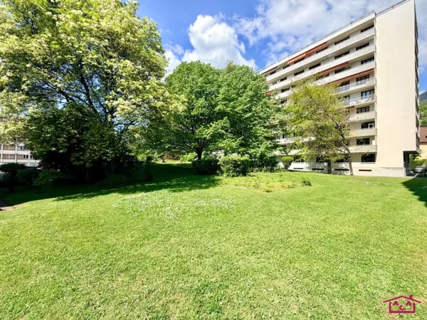 MEYLAN - GRAND APPARTEMENT DONNANT SUR PARC