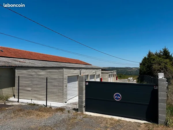 BOX GARAGE SÉCURISÉ - 14 m² / 33 m³