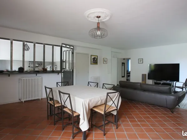 Maison de ville lumineuse avec espaces modulables, idéale pour habitation et activité libérale