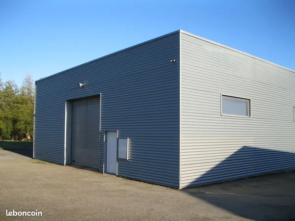 Local d’activité et entrepôt Location Saint-Berthevin 225m² 990€