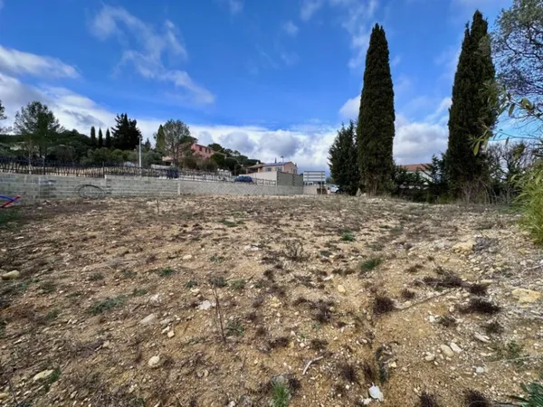 Terrain 823 m²