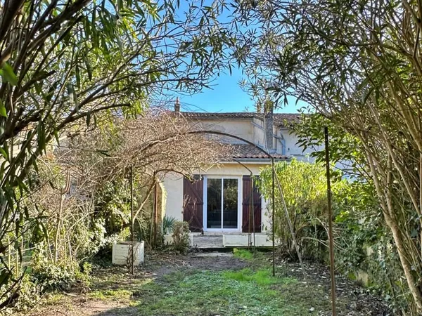 MAISON DE VILLAGE À RÉNOVER - 2CHS + BUR. - JARDIN