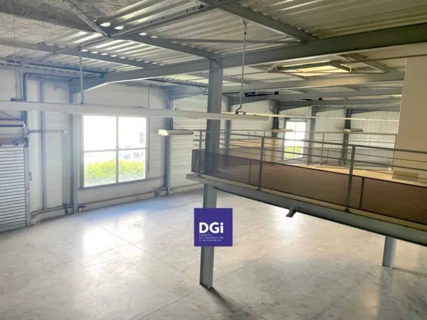 Local commercial 772 m²