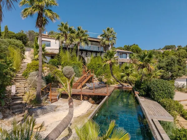 Vue mer, deux piscines, luxe et sérénité