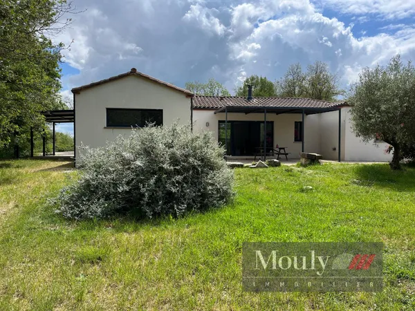 VILLA MODERNE DE PLAIN PIED AU BOUT D'UN CHEMIN SUR UN TERR