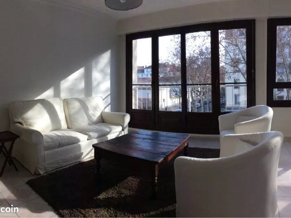 Location appartement meublé 3 chambres cours Charlemagne