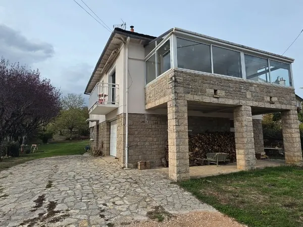 Maison individuelle - Sévérac-d'Aveyron - 85m² habitables + véranda de 18 m² - Terrain d'environ 1 0