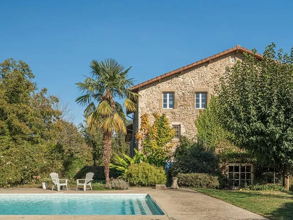 Bâtisse du XVIIIe siècle avec piscine