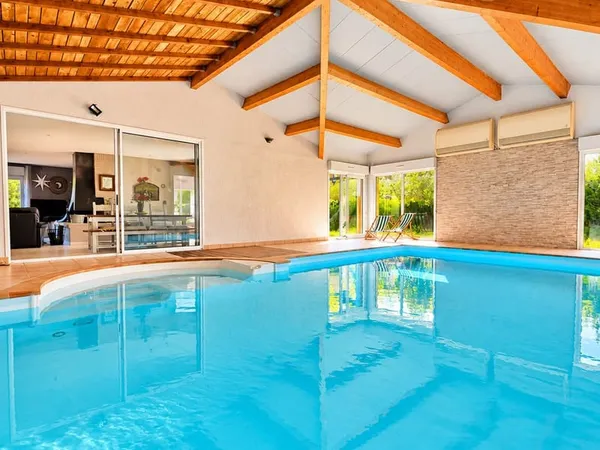 Villa T6 de 190m2 sur un terrain de 2000 m2 avec piscine int
