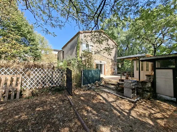 Maison en pierre avec jardin, terrasse et dépendances