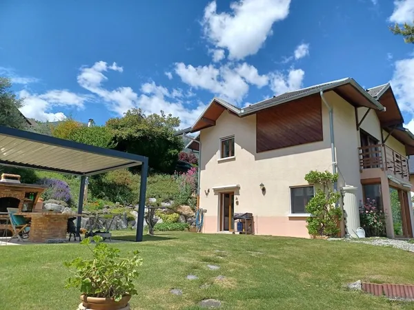 NOUVEAU PRIX ! Sur les petites hauteurs de Saint-Jean-de-Maurienne, face à une superbe vue panoramiq