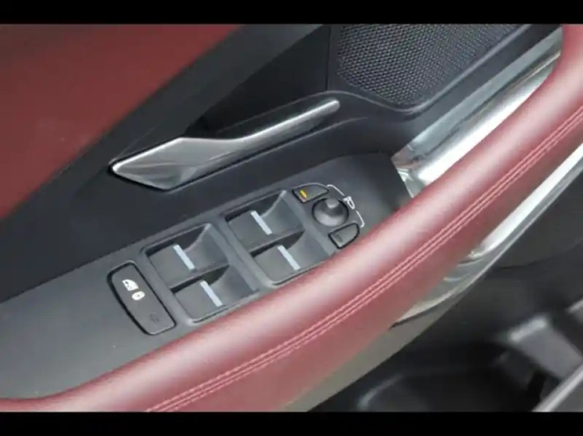 Jaguar E-Pace p300e phev 309ch r-dynamic s — photo 24