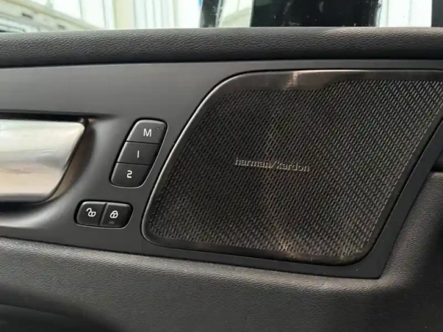 Volvo Xc60 t6 recharge awd 253 ch + 145 ch geartronic 8 ultimate style dark — photo 13