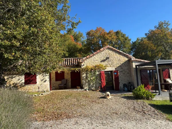 Ancienne bergerie restaurée et agrandie sur 8850 m² de terrain avec belle vue située sur les hauteur