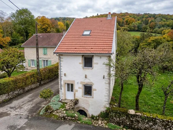 Maison de 98 m² sur 3 niveaux, rénovée en 2005, avec terrasse couverte et toiture rénovée