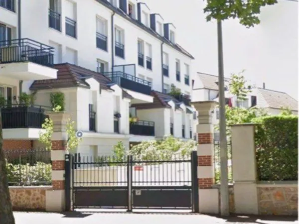 Place de parking dans résidence sécurisée avec caméras