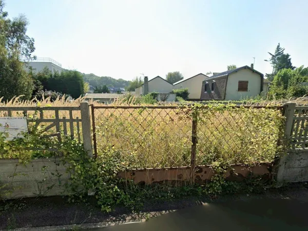 Terrain 301m² semi-viabilisé à 5' à pied de la plage