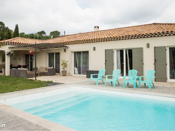 Découvrez cette maison de plain-pied avec son architecture en L de 106 m²