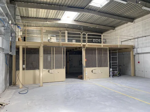 Entrepôt 1411 m²