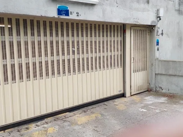Parking à vendre sous surveillance