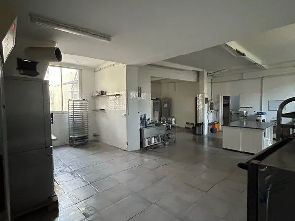 Location grand local avec cour extérieur