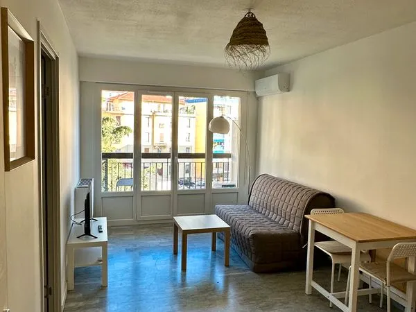 NICE SAINT-ROCH - T2 MEUBLÉ AVEC TERRASSE - 950 CC Appartement lumineux, entièrement refait à neuf, 