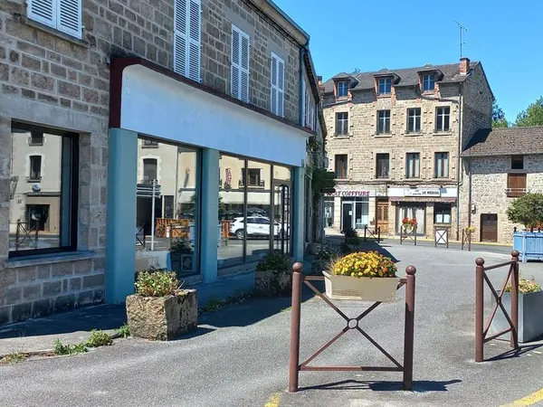 LOCAL à louer ,très bon emplacement centre du bourg proche 7 Kms Lac de Vassivivière