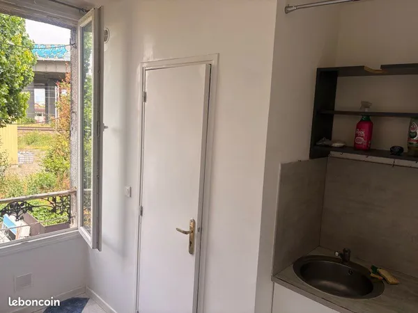 Studio 18 m 2 gare de noisy le sec